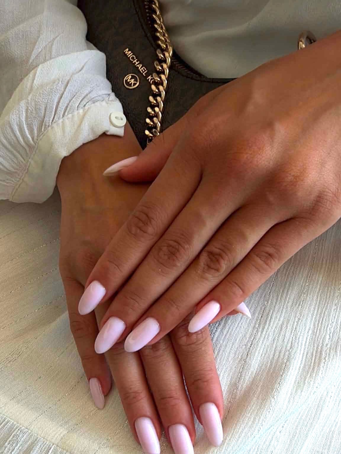 Lange amandelvormige nagels in zacht roze