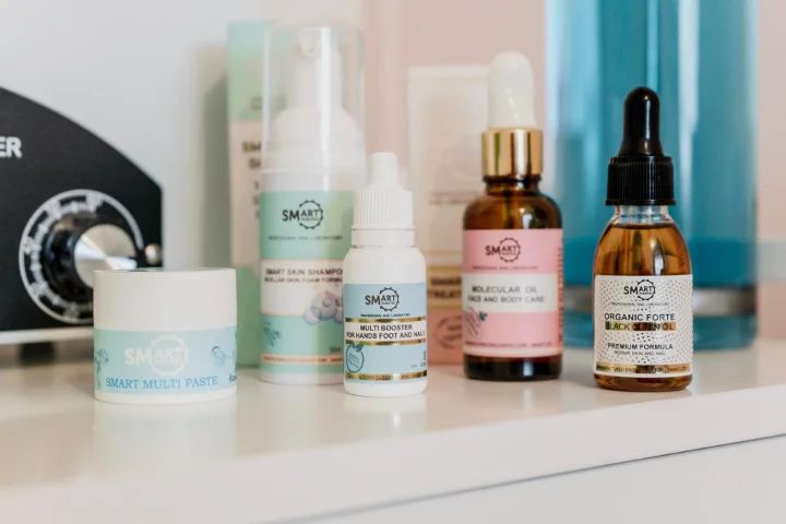 Verzorgingsproducten en olietjes op de plank in de salon