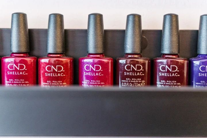 Flesjes CND Shellac in rood en paars
