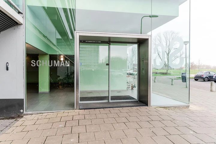 De glazen ingang van de Schumanflat